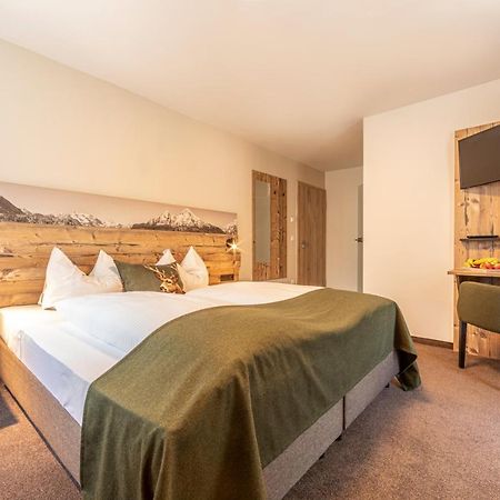Home-Hotel Salzberg ベルヒテスガーデン エクステリア 写真 A typical room at the Hotel Garni Alpenblick
