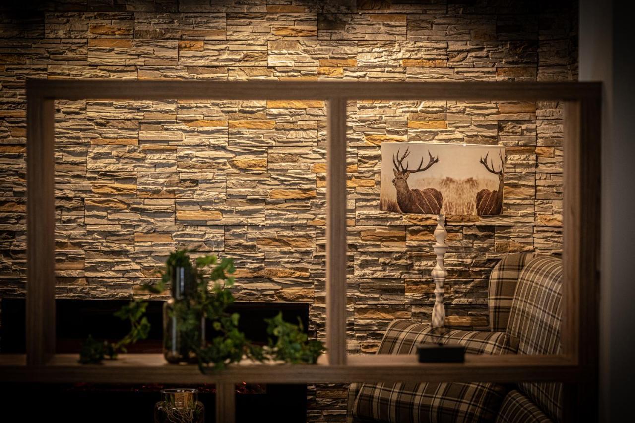 Home-Hotel Salzberg ベルヒテスガーデン エクステリア 写真 A stone wall