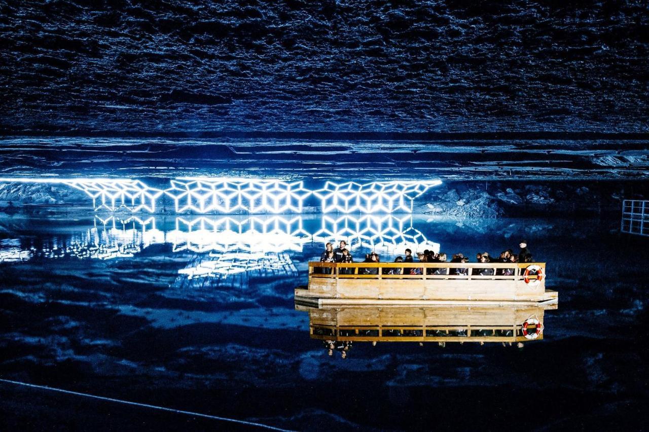 Home-Hotel Salzberg ベルヒテスガーデン エクステリア 写真 The illuminated bridge at night